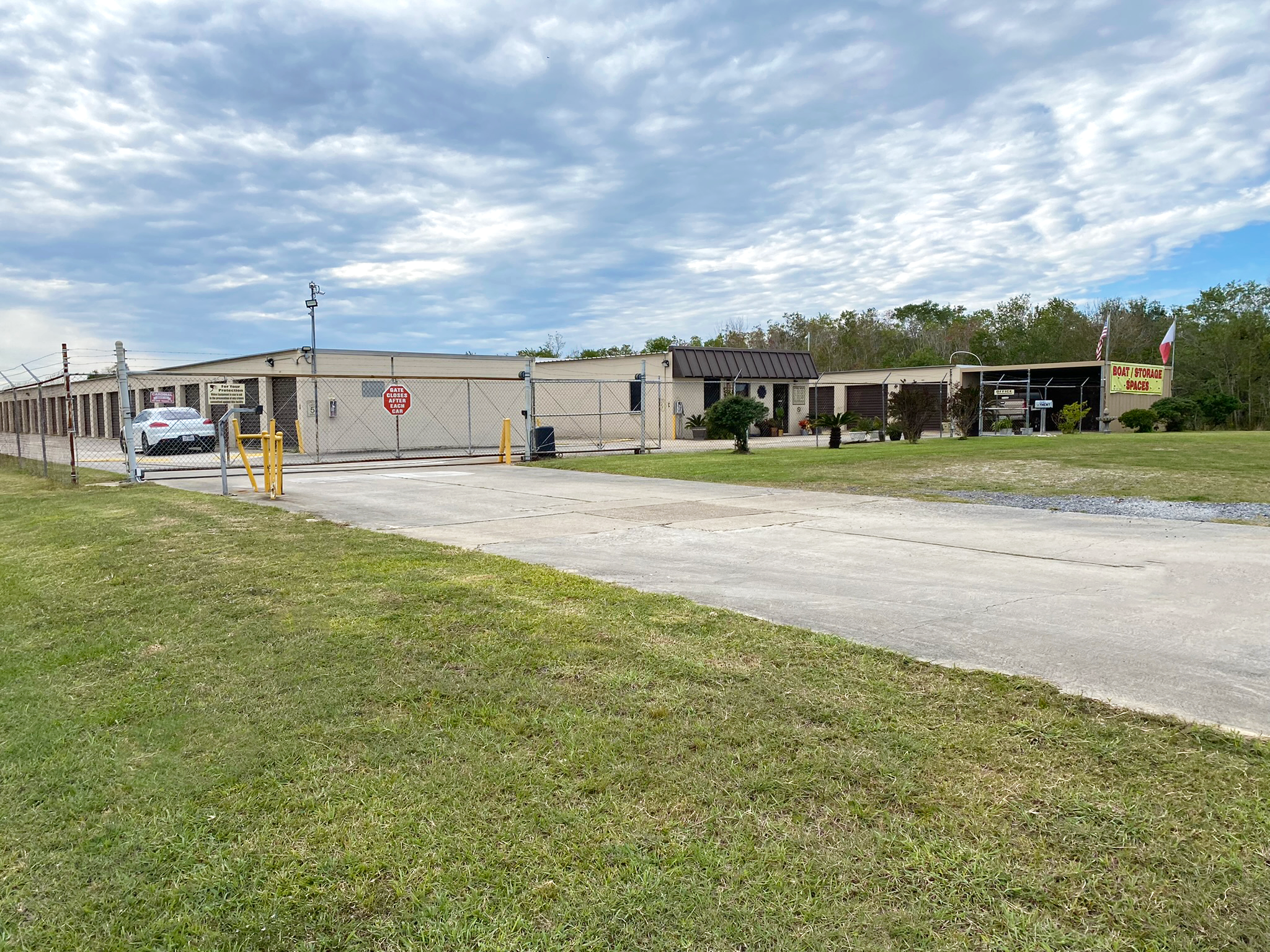 Park Central Self Service Storage - Offering Memorandum - Self Storage Facility For Sale by The Karr-Cunningham Storage Team